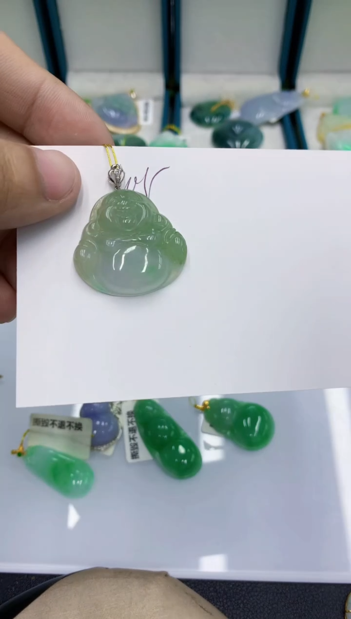 颈饰18K金镶嵌翡翠琴**欢翡翠