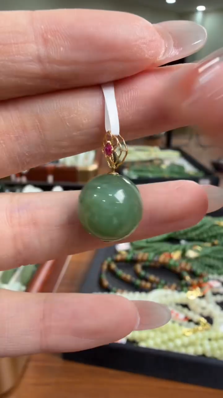 颈饰18K金镶嵌和田玉挂件