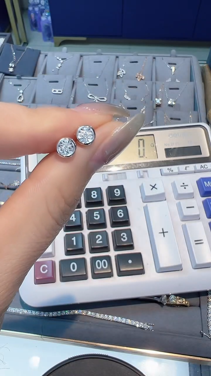 【闪购商品】钻石耳饰18K金镶嵌耳钉