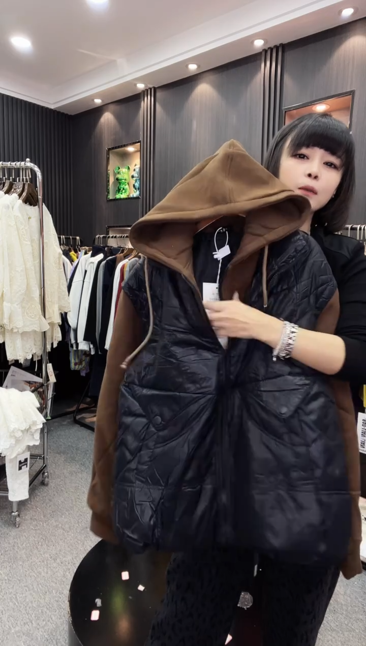 2010咖色连帽外套---拉链坏