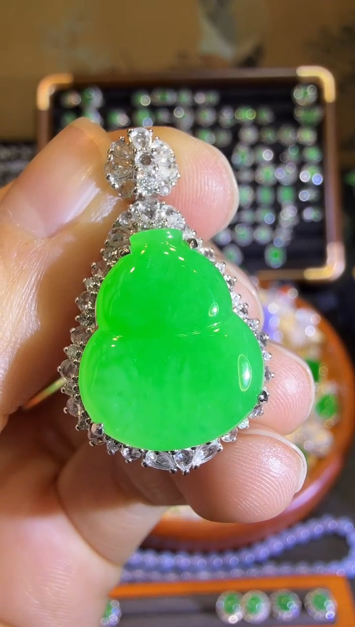 【闪购商品】翡翠吊坠(赠链)18K金镶嵌正阳绿满绿葫芦背后一刀切