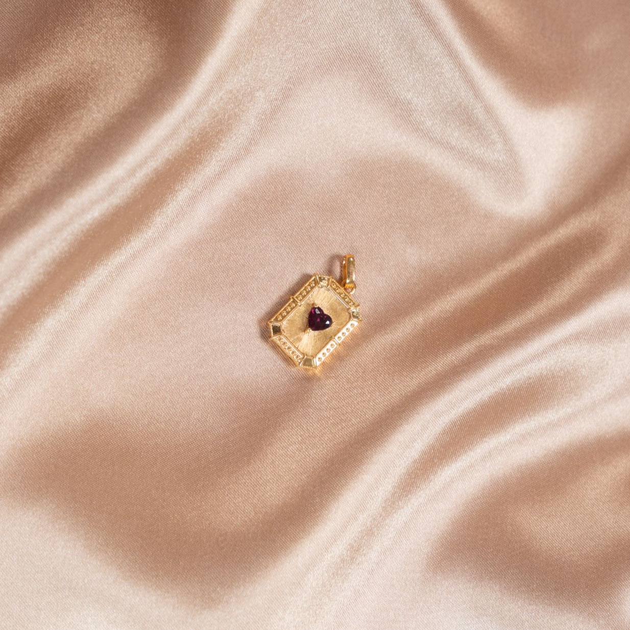 18K金镶嵌石榴石情书吊坠复古精美