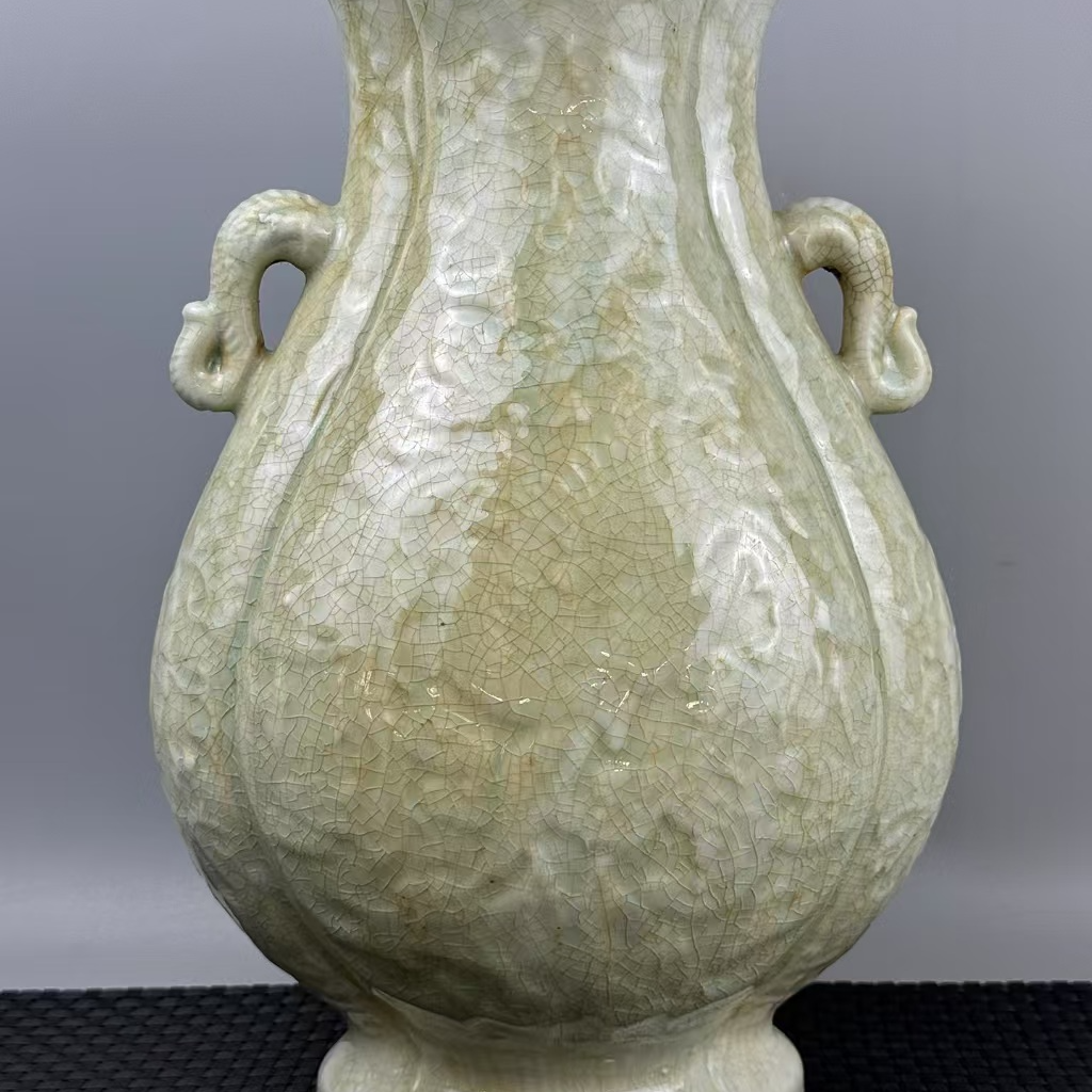 影青刻花双耳花口瓶