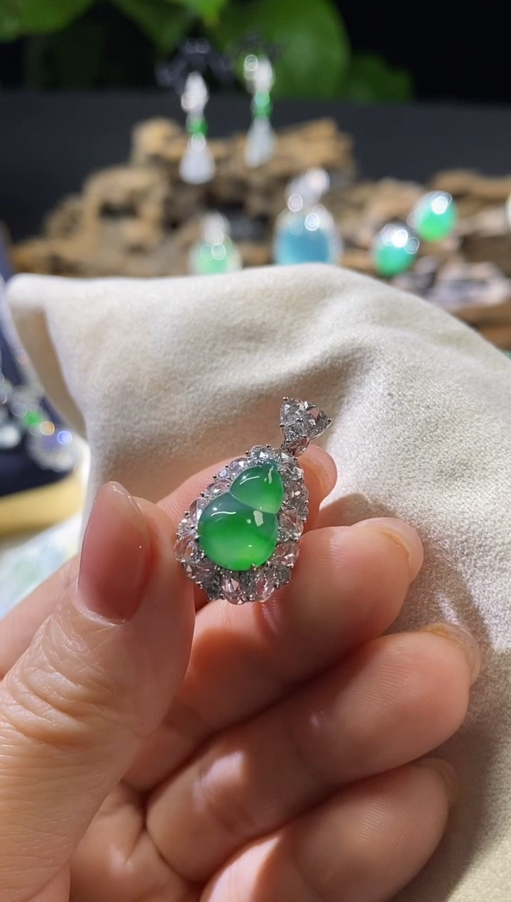 【闪购商品】翡翠把件18K金镶嵌吊坠