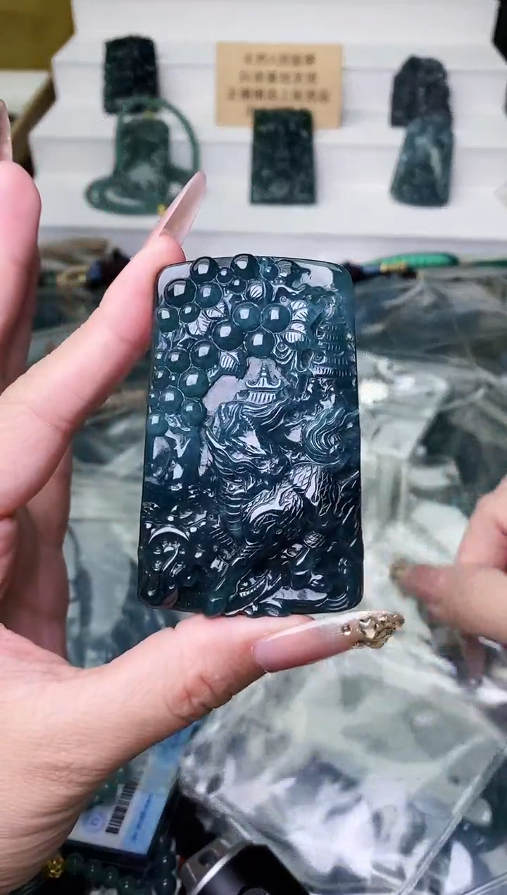 颈饰未镶嵌翡翠 