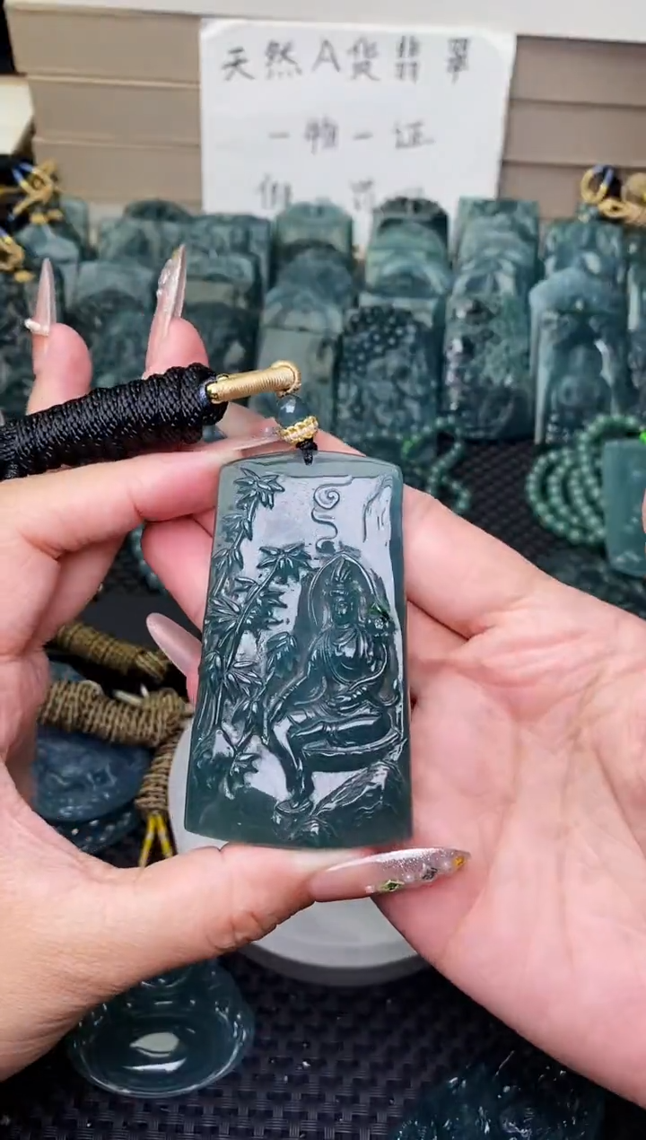 颈饰未镶嵌翡翠 