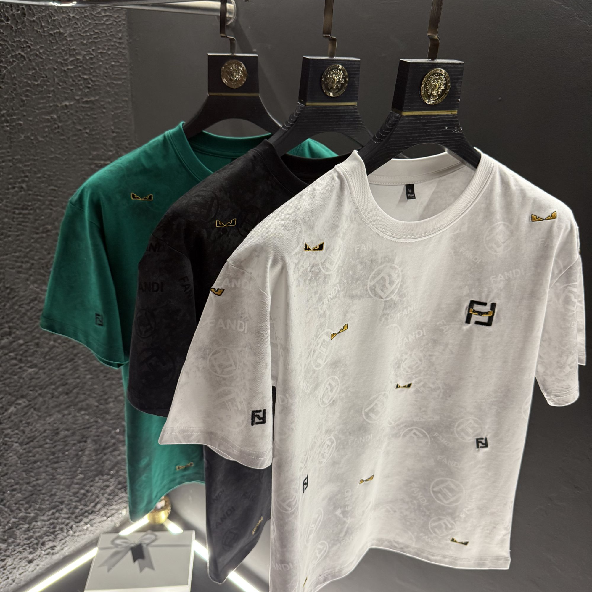 2025年新款春夏时尚小眼睛轻奢潮流休闲圆领打底T恤2569