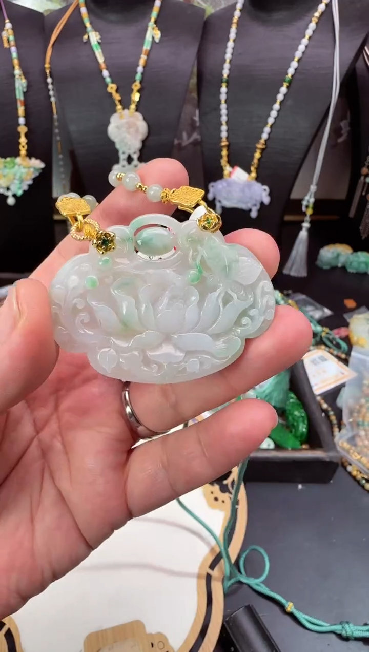 【闪购商品】翡翠颈饰未镶嵌牌子