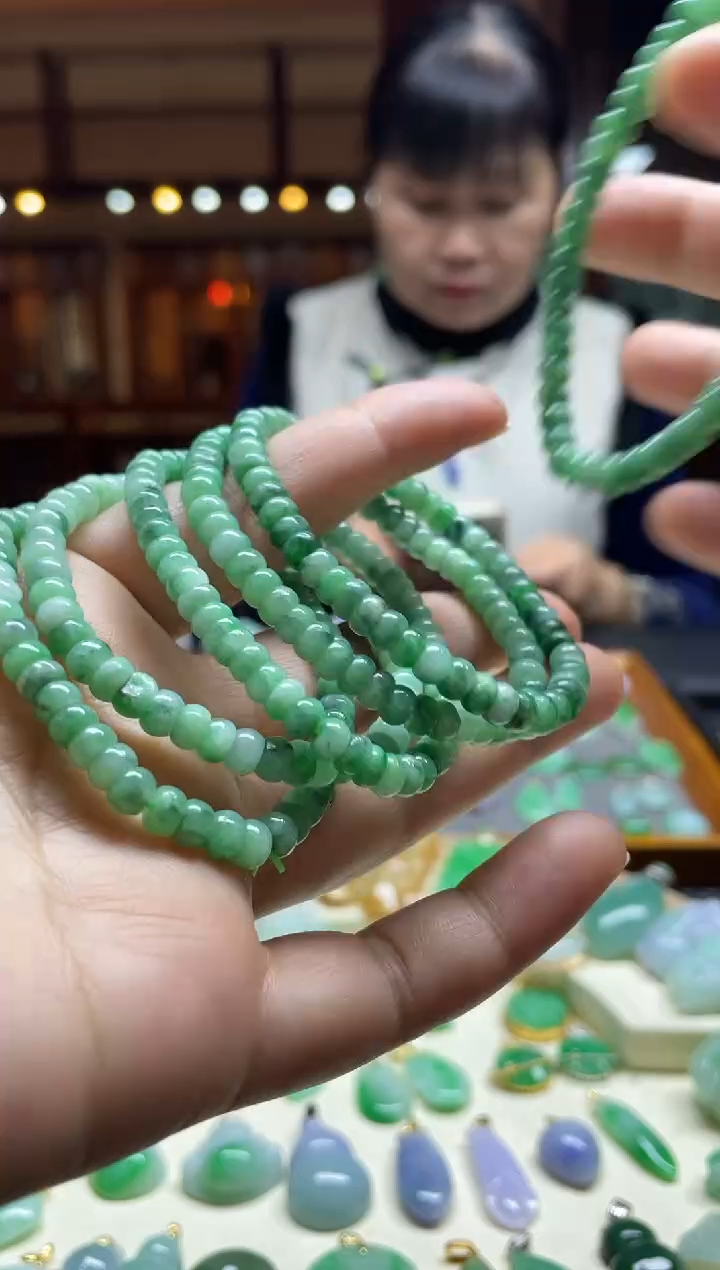 【闪购商品】翡翠手串未镶嵌满色多样性发其一