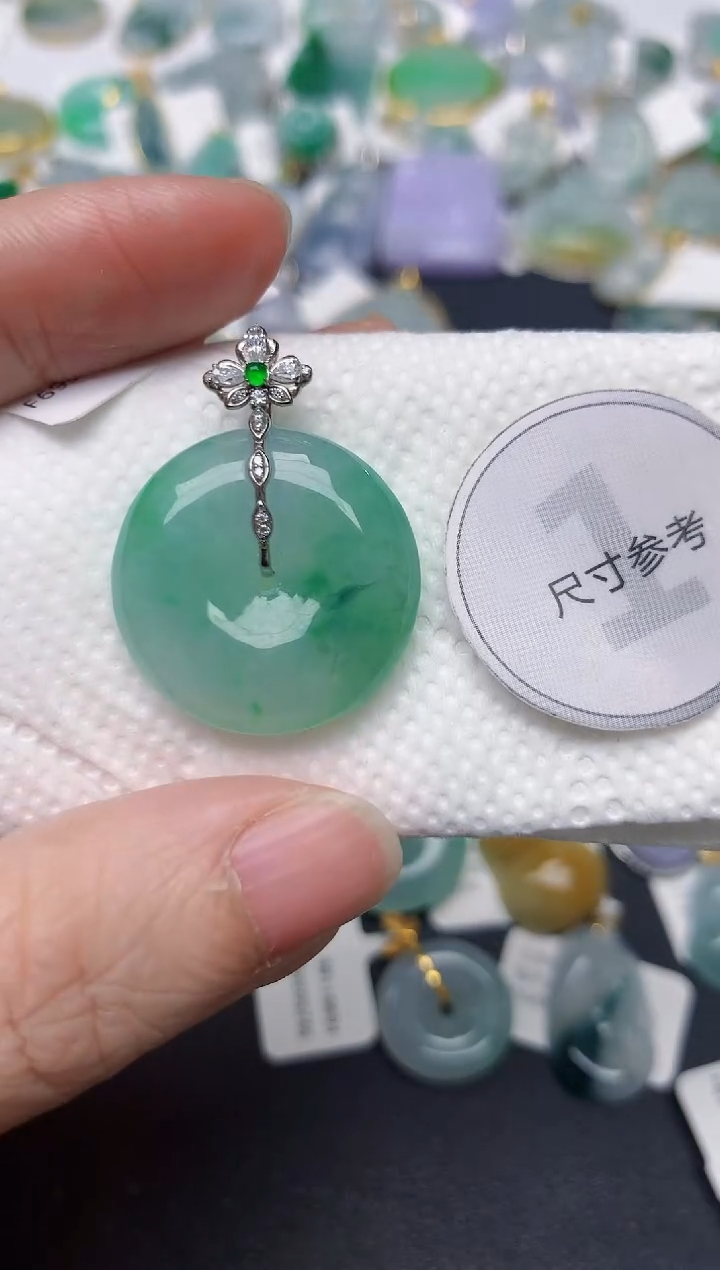 颈饰18K金镶嵌翡翠天然缅甸A货翡翠