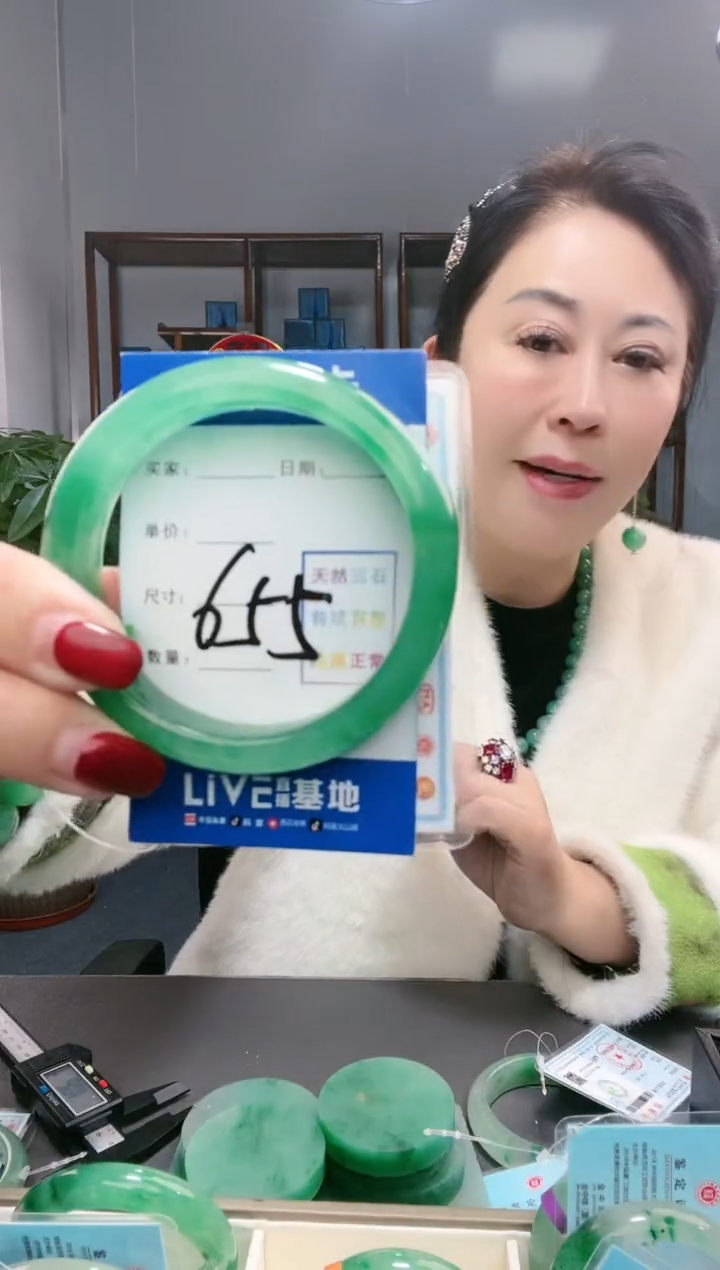 【闪购商品】石英质玉手镯未镶嵌非洲翠