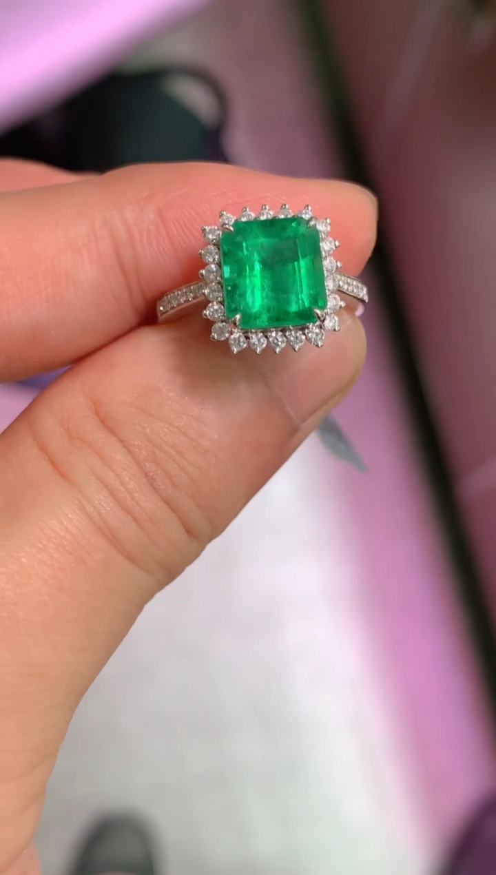 【闪购商品】祖母绿戒指18K金镶嵌3.0CT