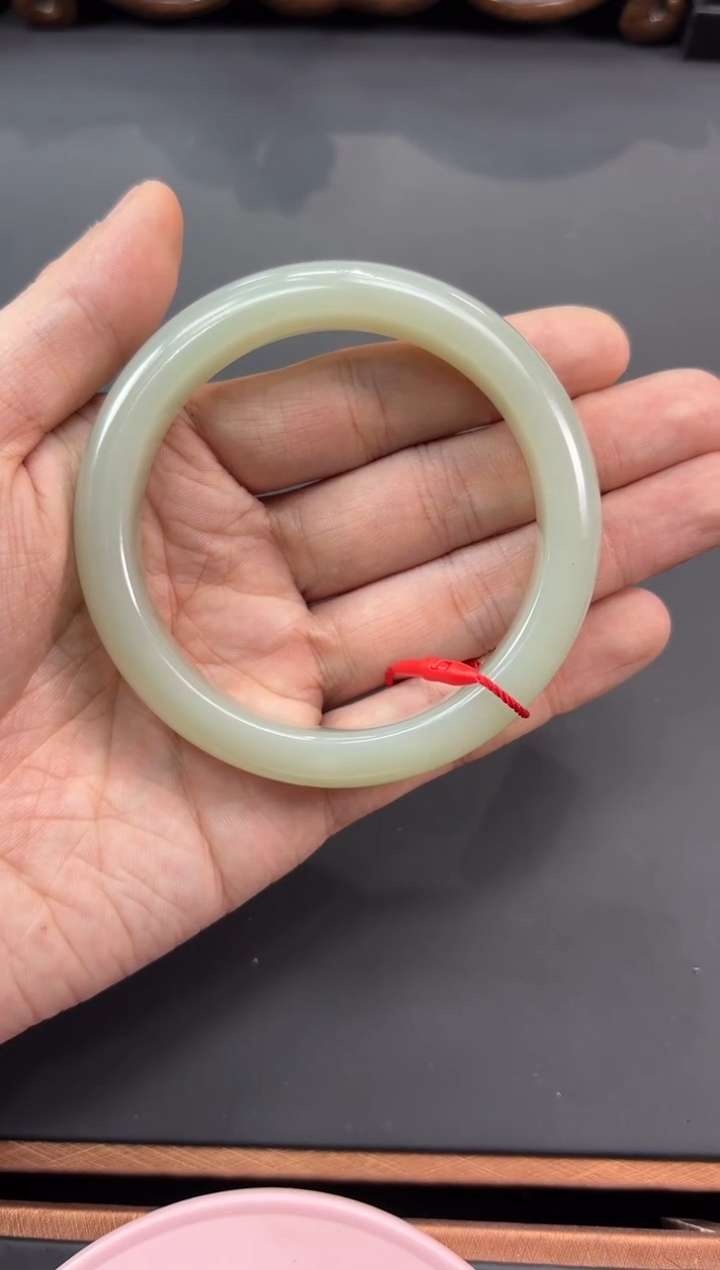 【闪购商品】和田玉手镯未镶嵌且末微色差近矿61+