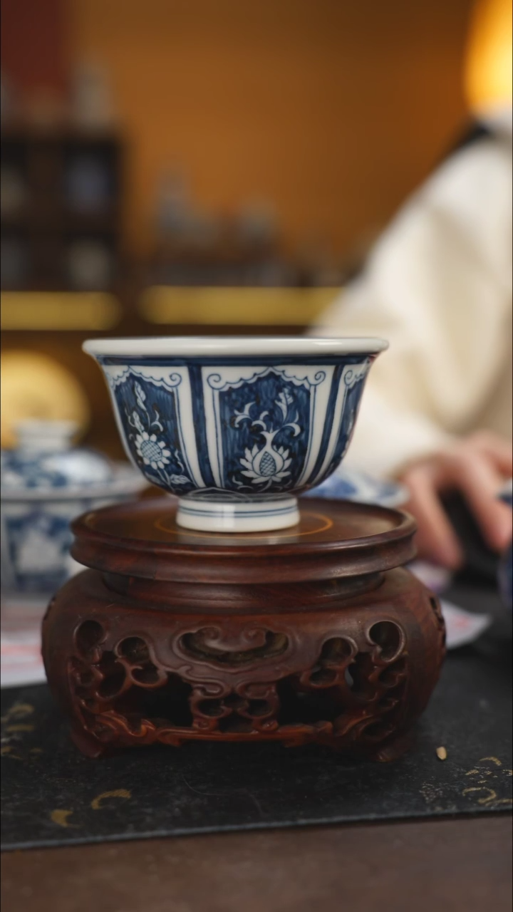 【闪购商品】柴窑青花花卉压手杯100毫升福利