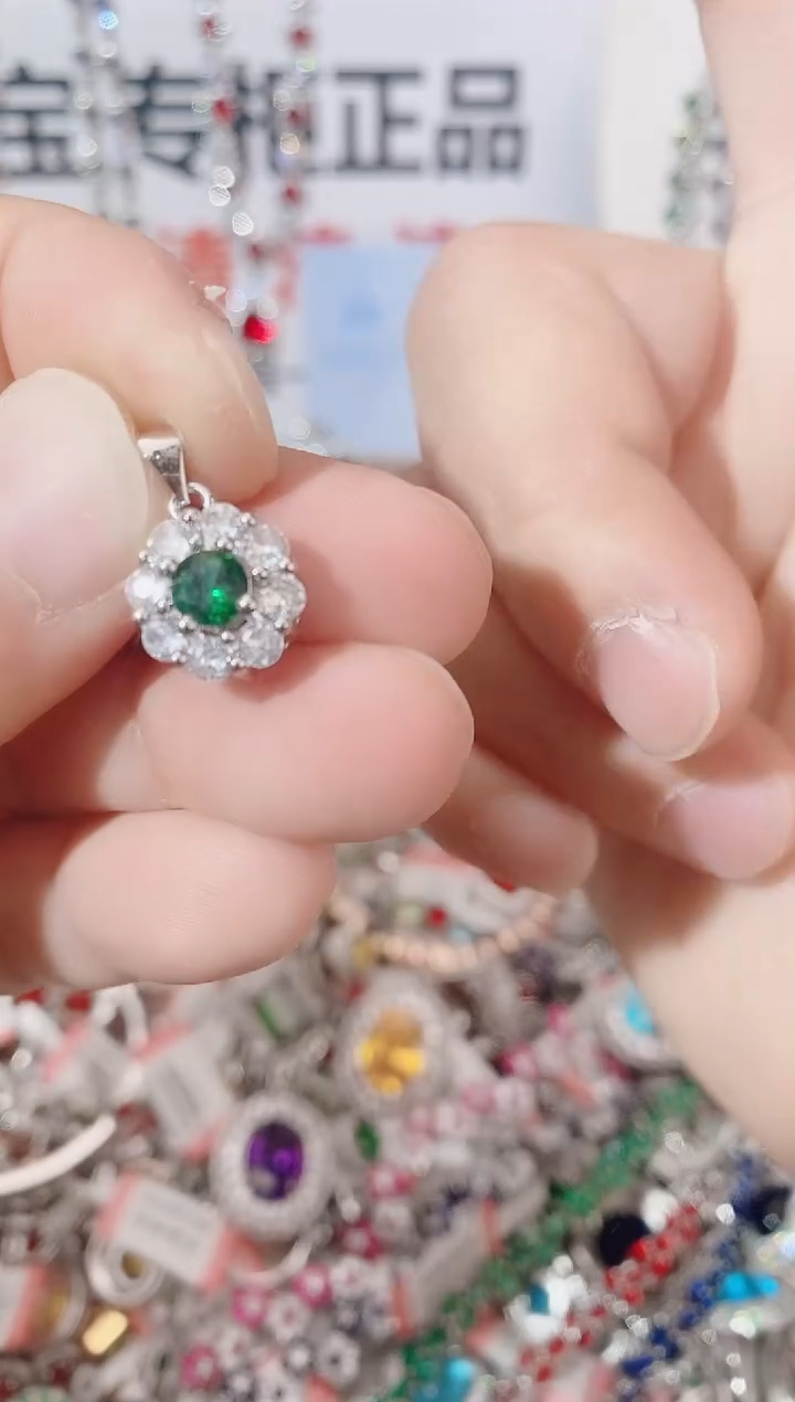 颈饰未镶嵌绿水晶  