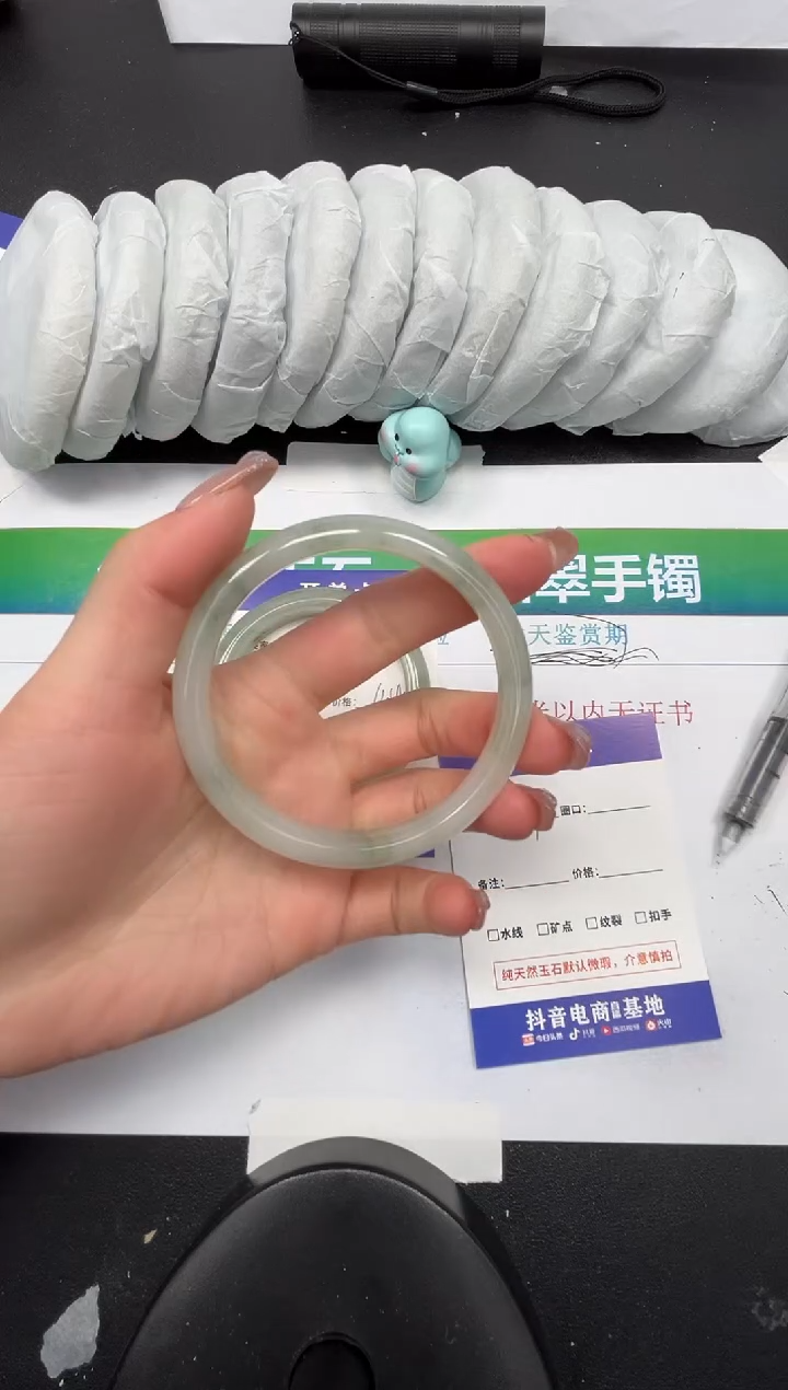 【闪购商品】石英质玉手镯未镶嵌179-60