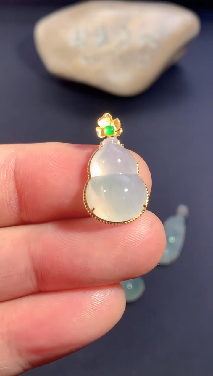 颈饰18K金镶嵌翡翠        