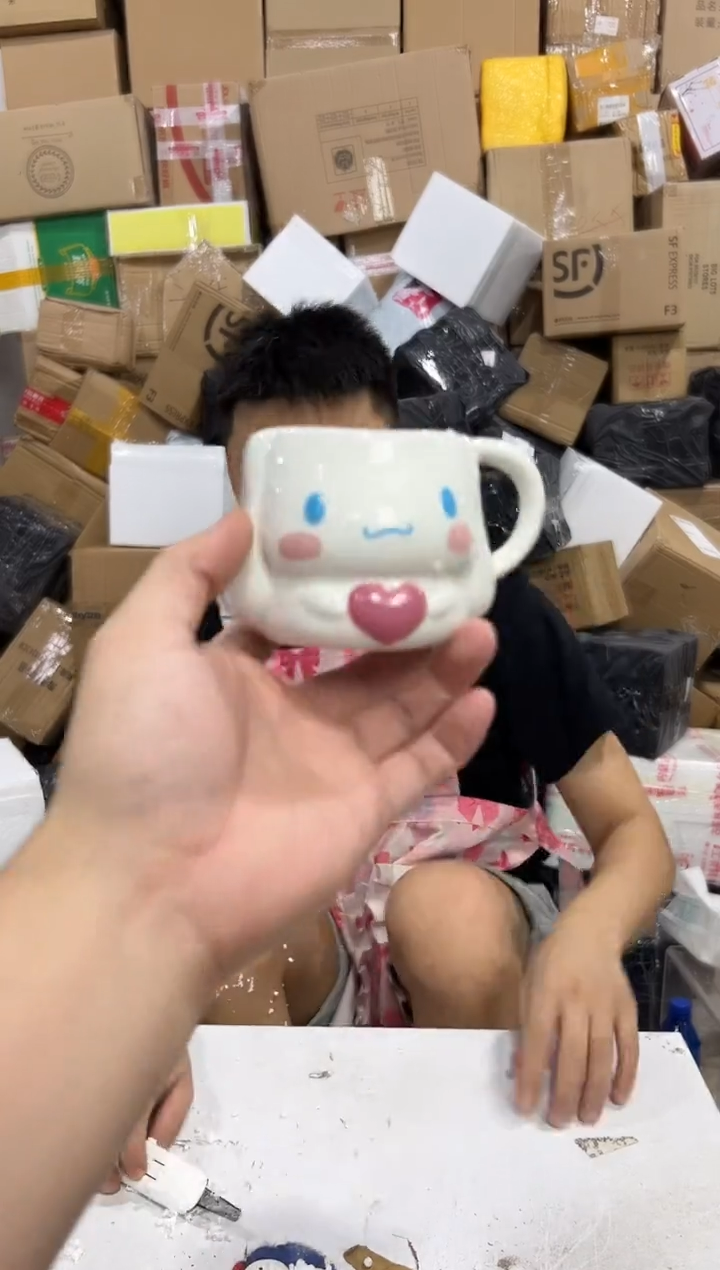 瓷片玉桂狗抱爱心一口杯 微瑕