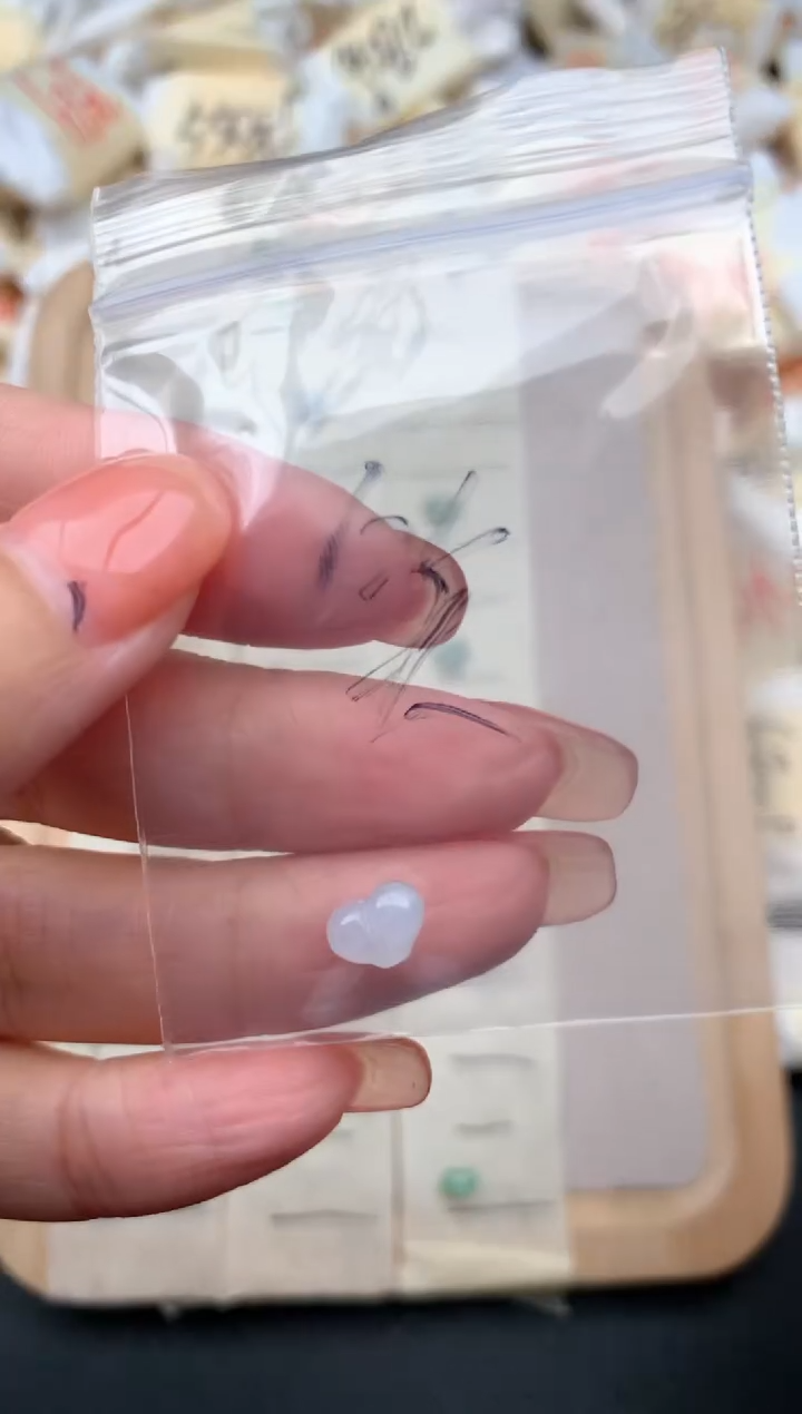 未镶嵌挂件翡翠?****笑一