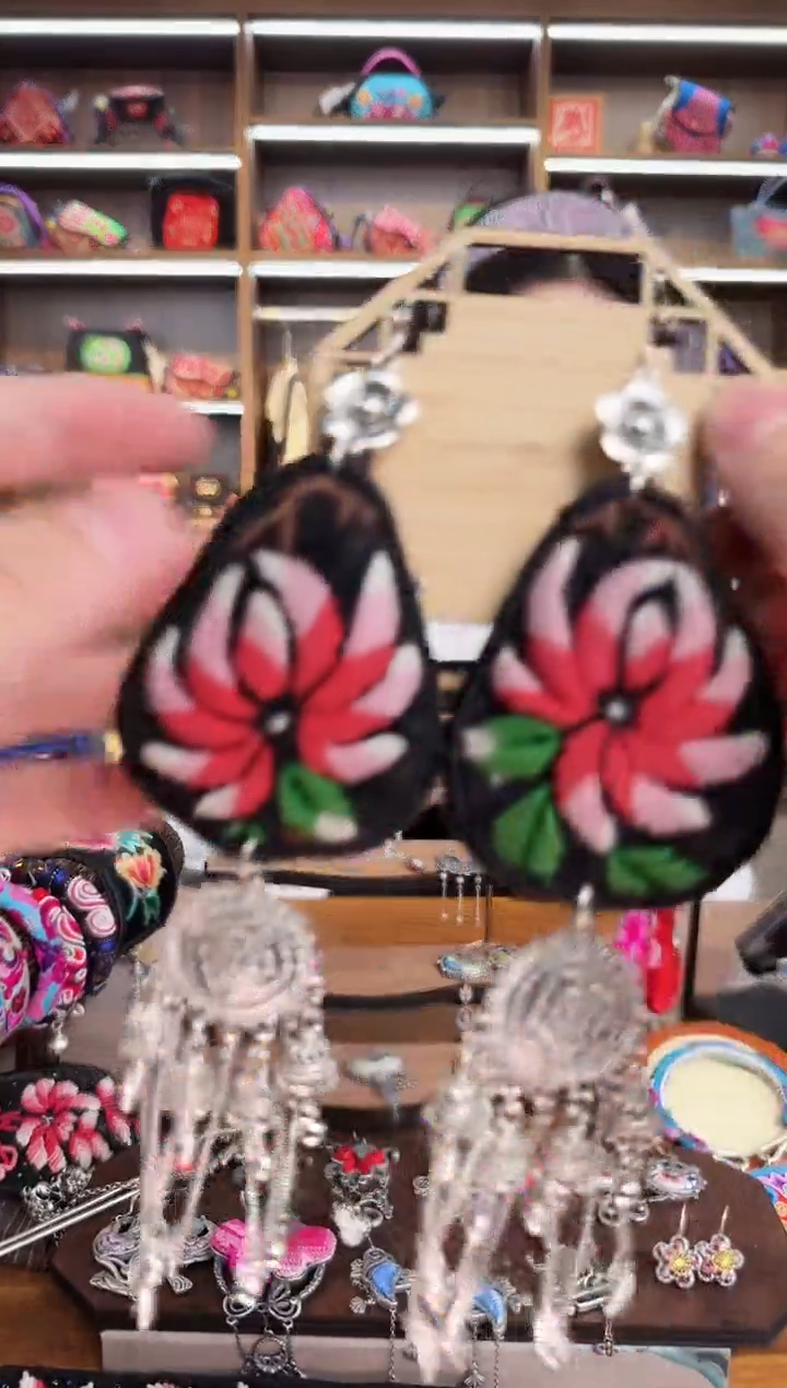 【闪购商品】织绣146蒙阿苏苗绣传承