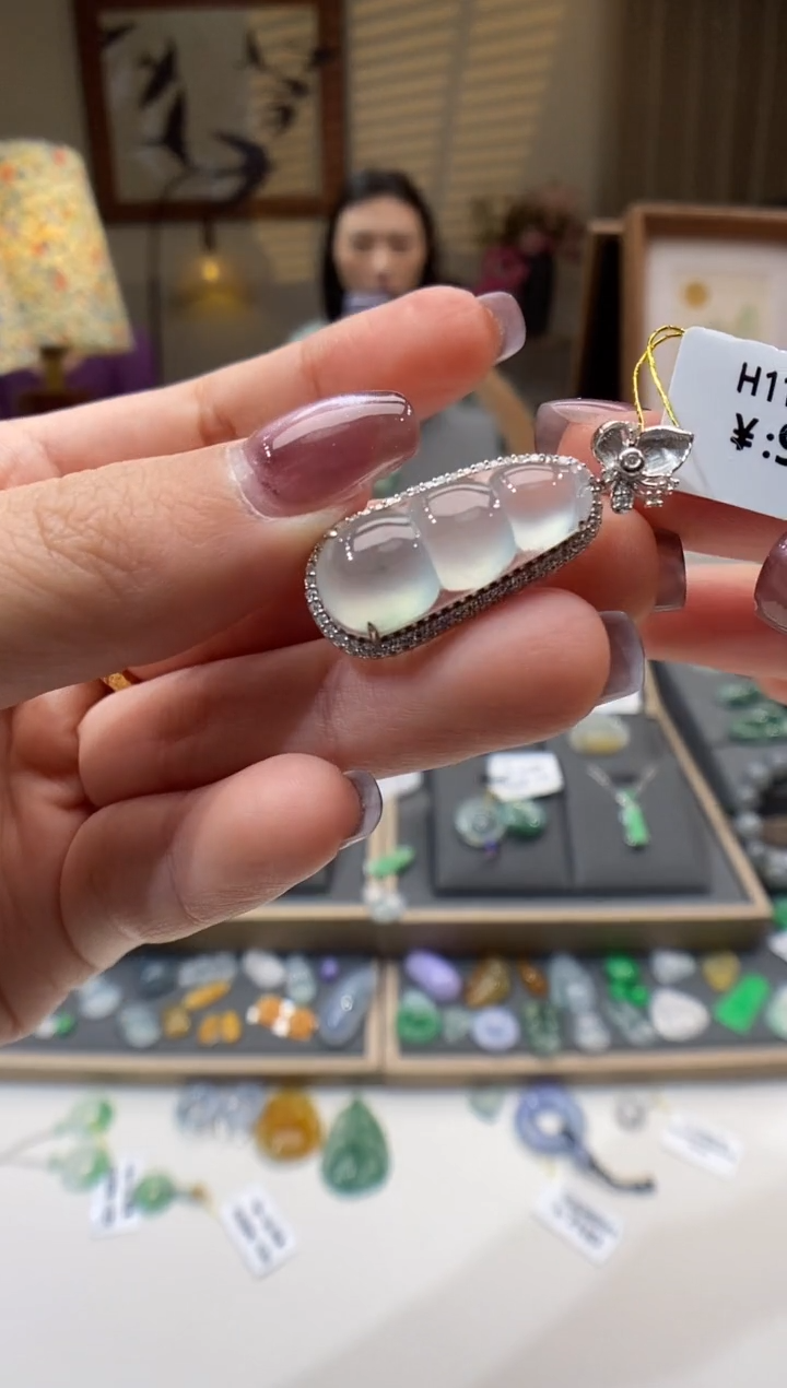 【闪购商品】翡翠18K金镶嵌颈饰豆子