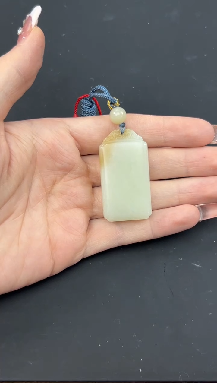 【闪购商品】和田玉吊坠(赠链)未镶嵌且末微色差迪克兰吊坠