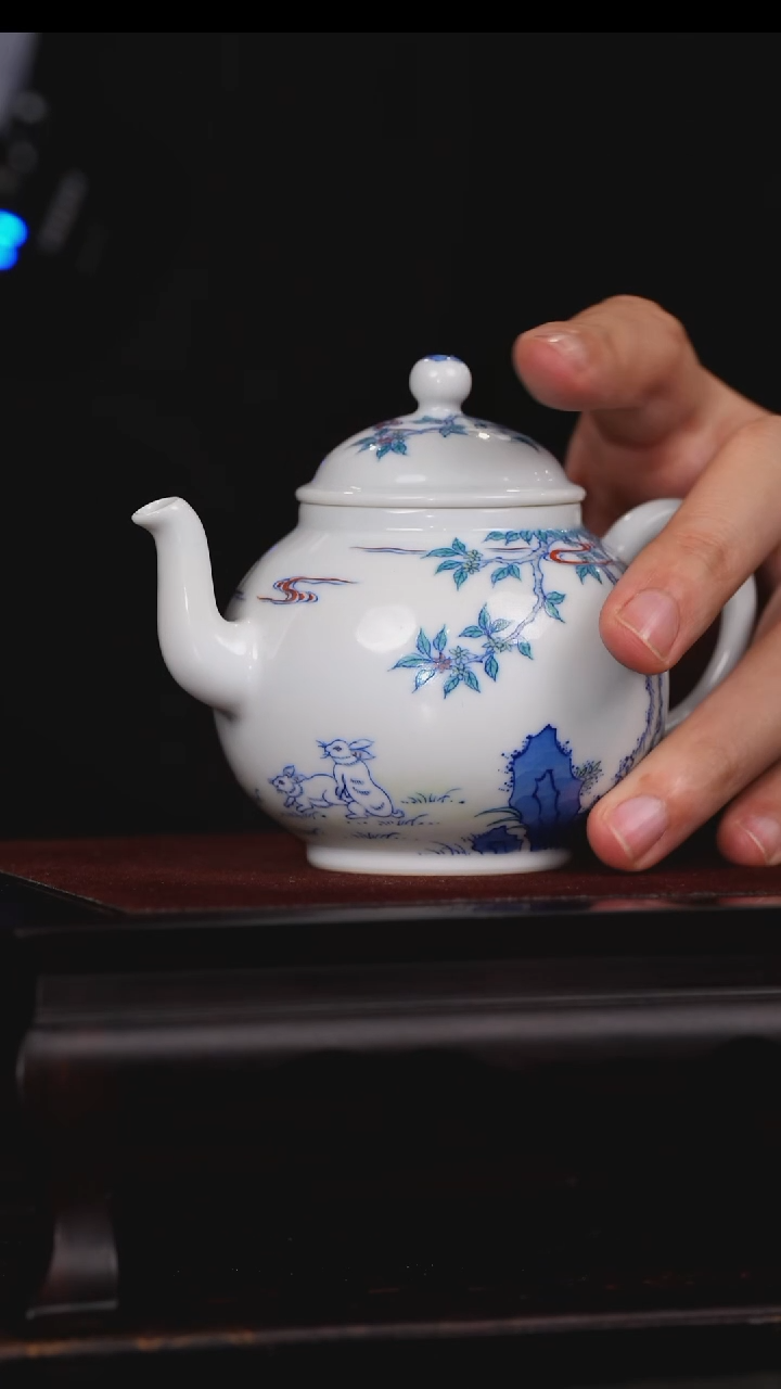 【闪购商品】摆件【瓷见如故】涂杏花斗彩兔壶