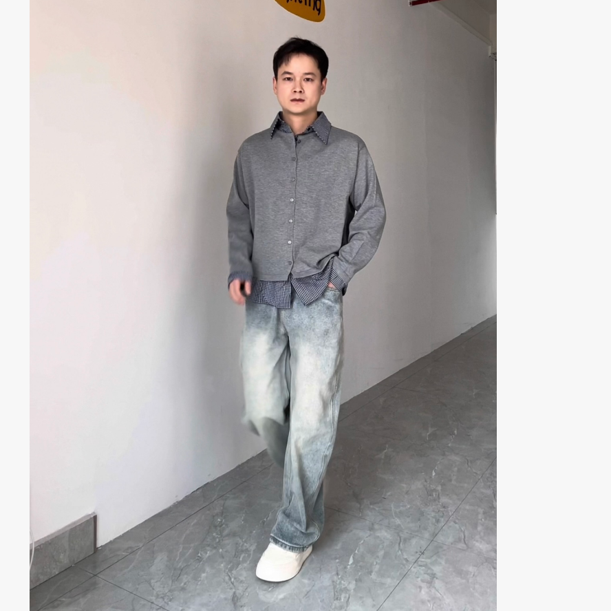 方向的向 搭配好一套 新款假两件针织衫+浅蓝洗水牛仔裤男套装