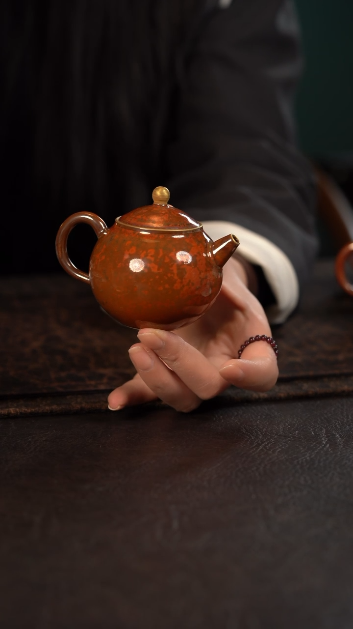 【闪购商品】杯聚澜堂红金花釉描金小球球壶