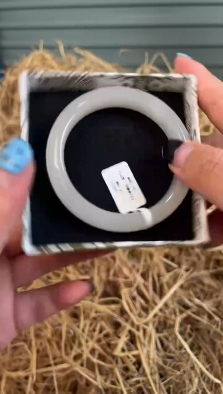 未镶嵌手镯石英质玉编号C-109