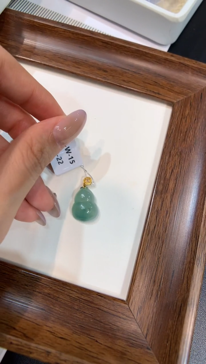 颈饰18K金镶嵌翡翠葫芦