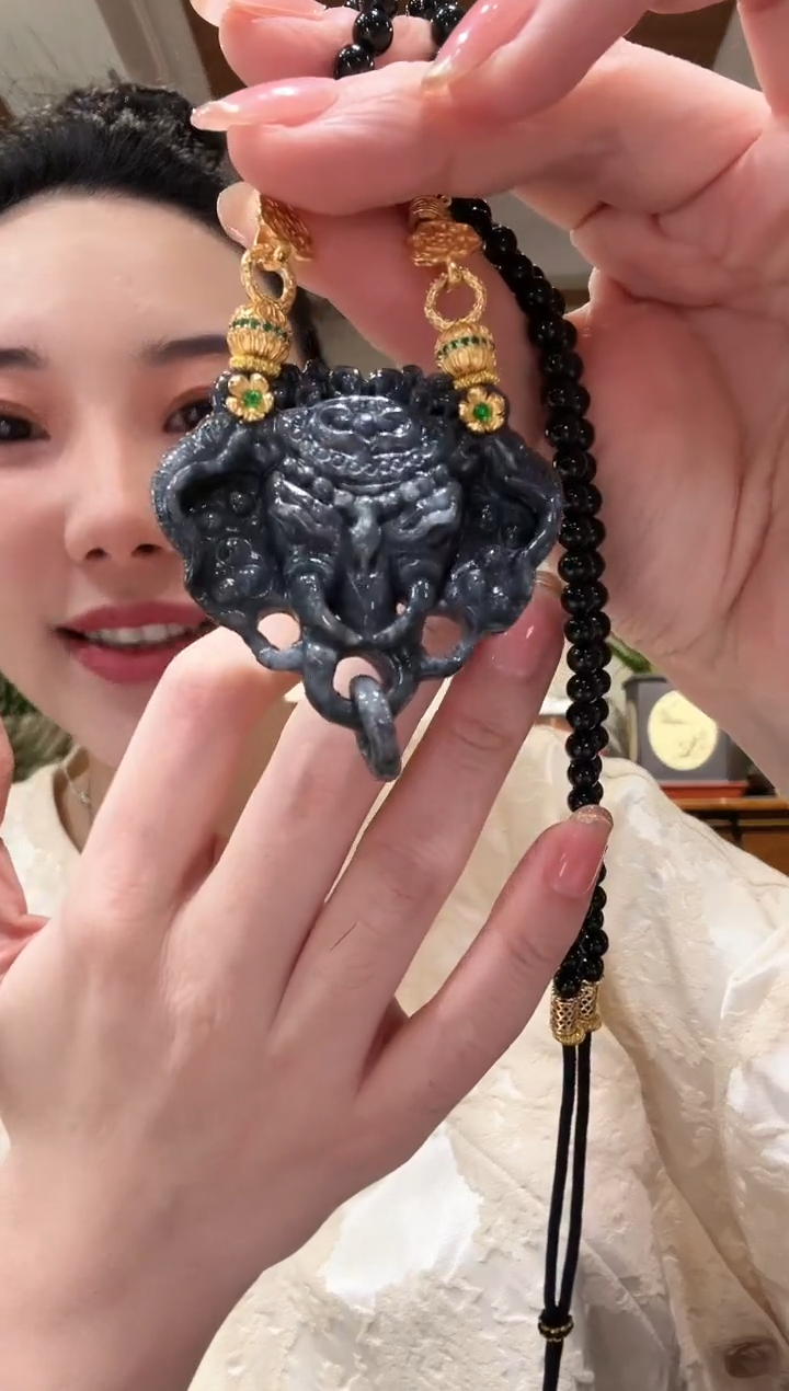 翡翠未镶嵌颈饰国风