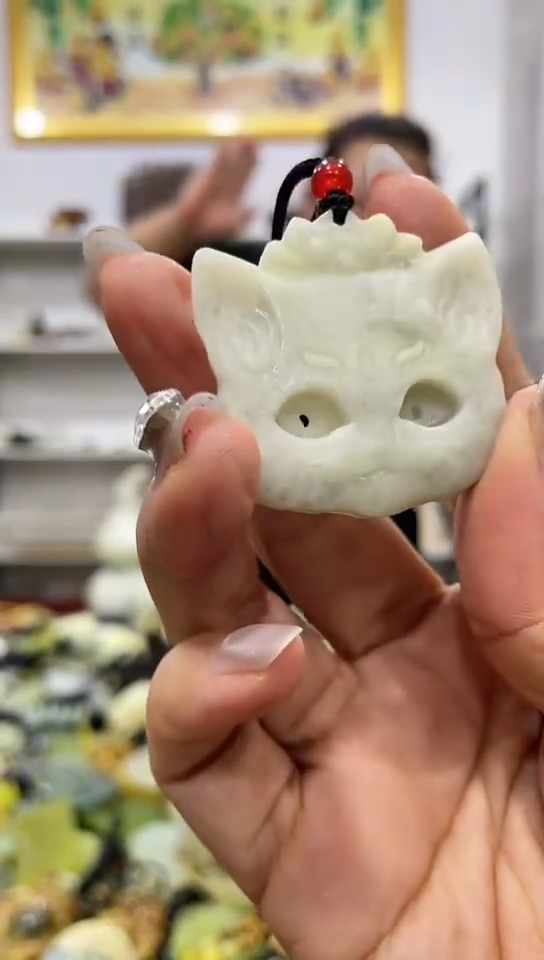 岫玉未镶嵌吊坠 