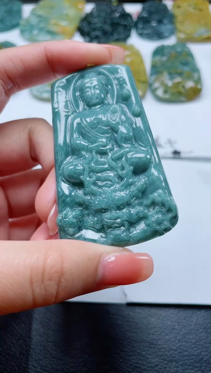 翡翠未镶嵌颈饰             