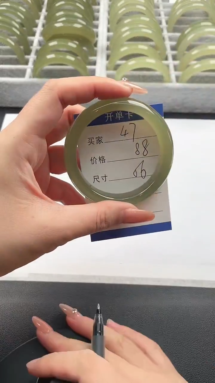 未镶嵌手镯石英质玉湖水绿