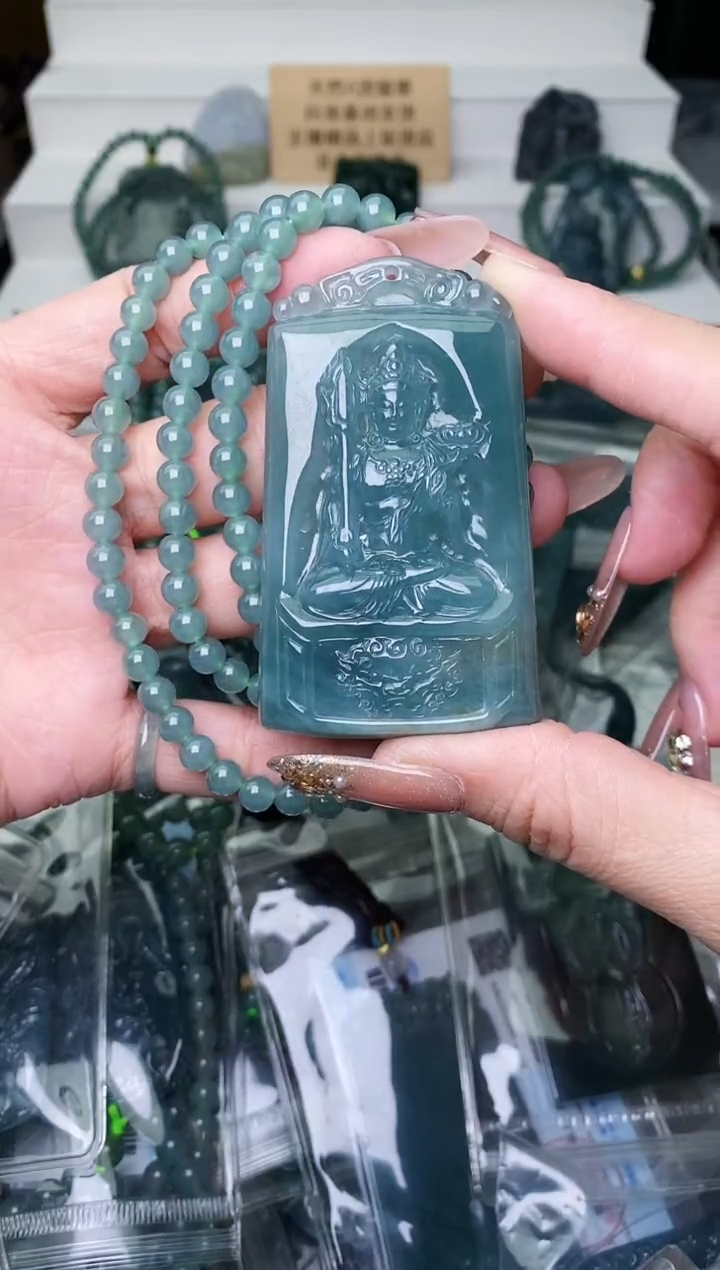 颈饰未镶嵌翡翠 