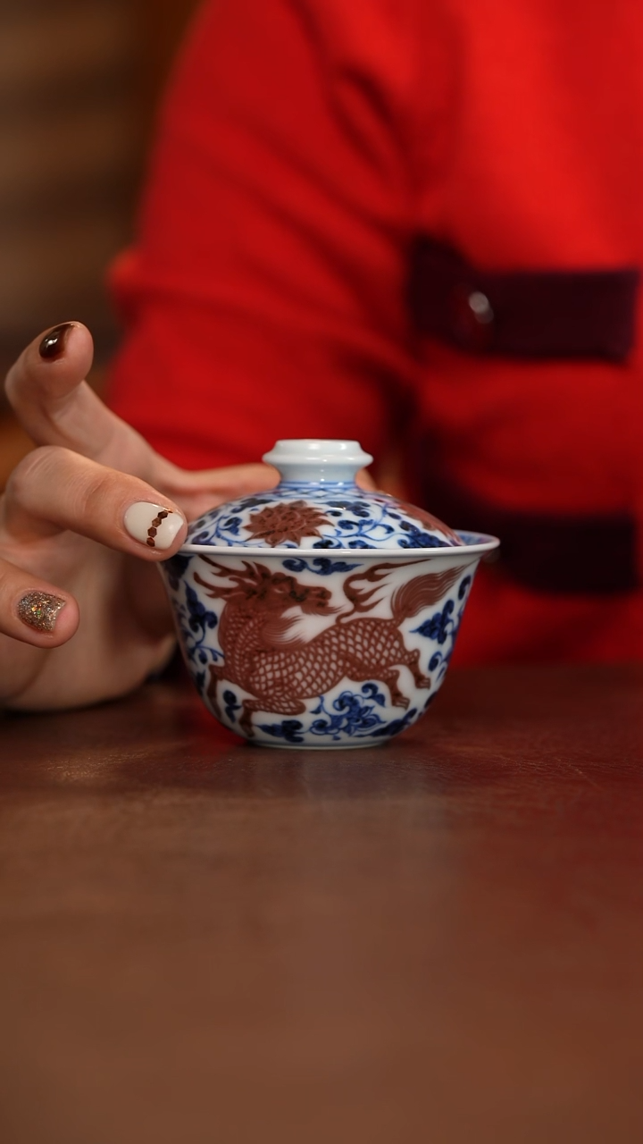 青花釉里红麒麟追凤纹卧足盖碗