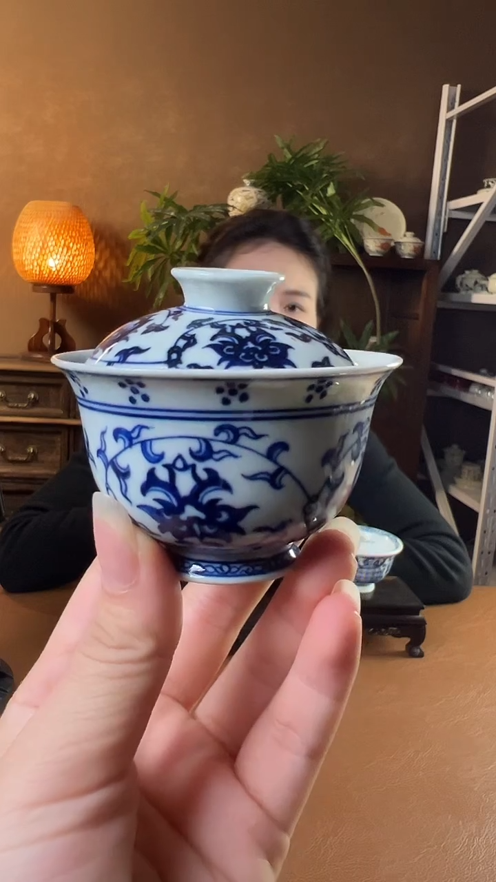 青花缠枝莲小盖碗    