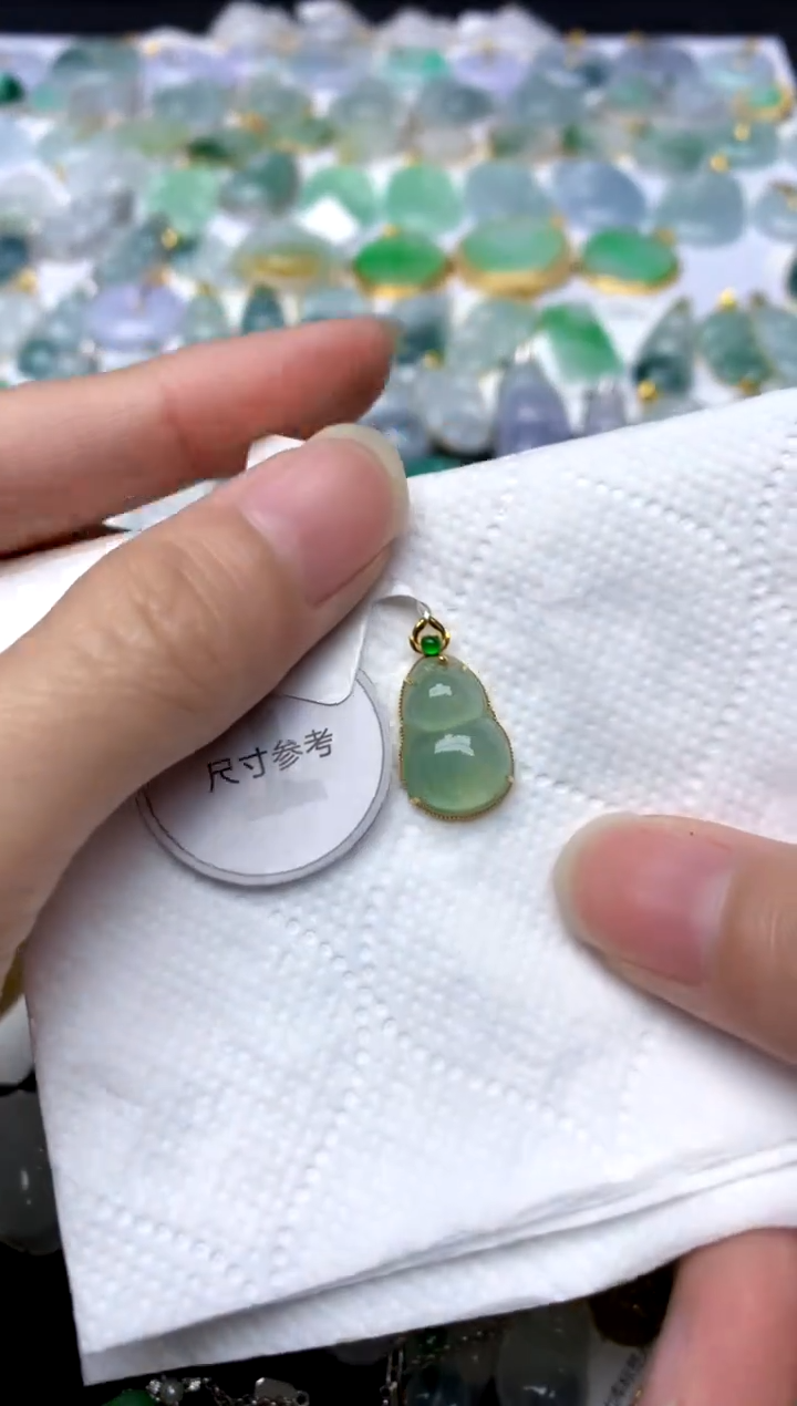 颈饰18K金镶嵌翡翠天然A货翡翠