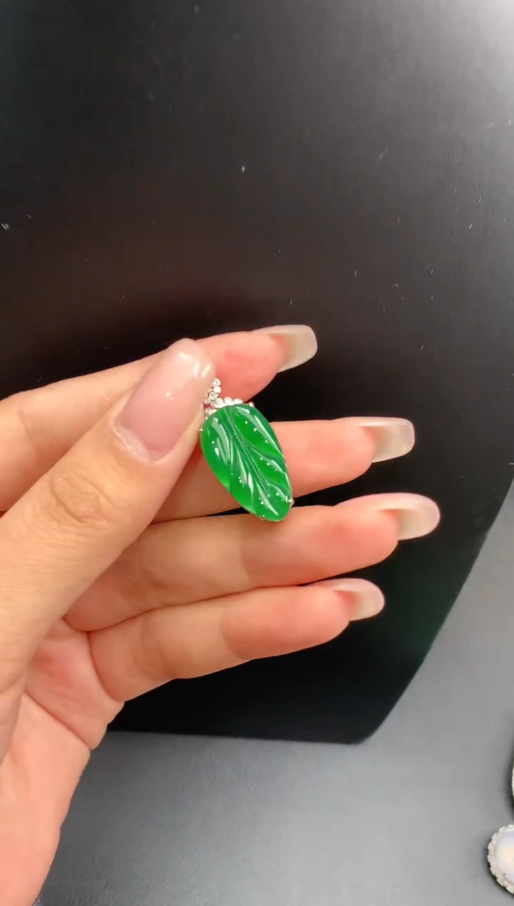 【闪购商品】翡翠颈饰18K金镶嵌叶子