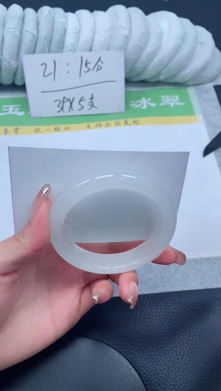 【闪购商品】石英质玉手镯未镶嵌A205-54+(微微一抹翠)