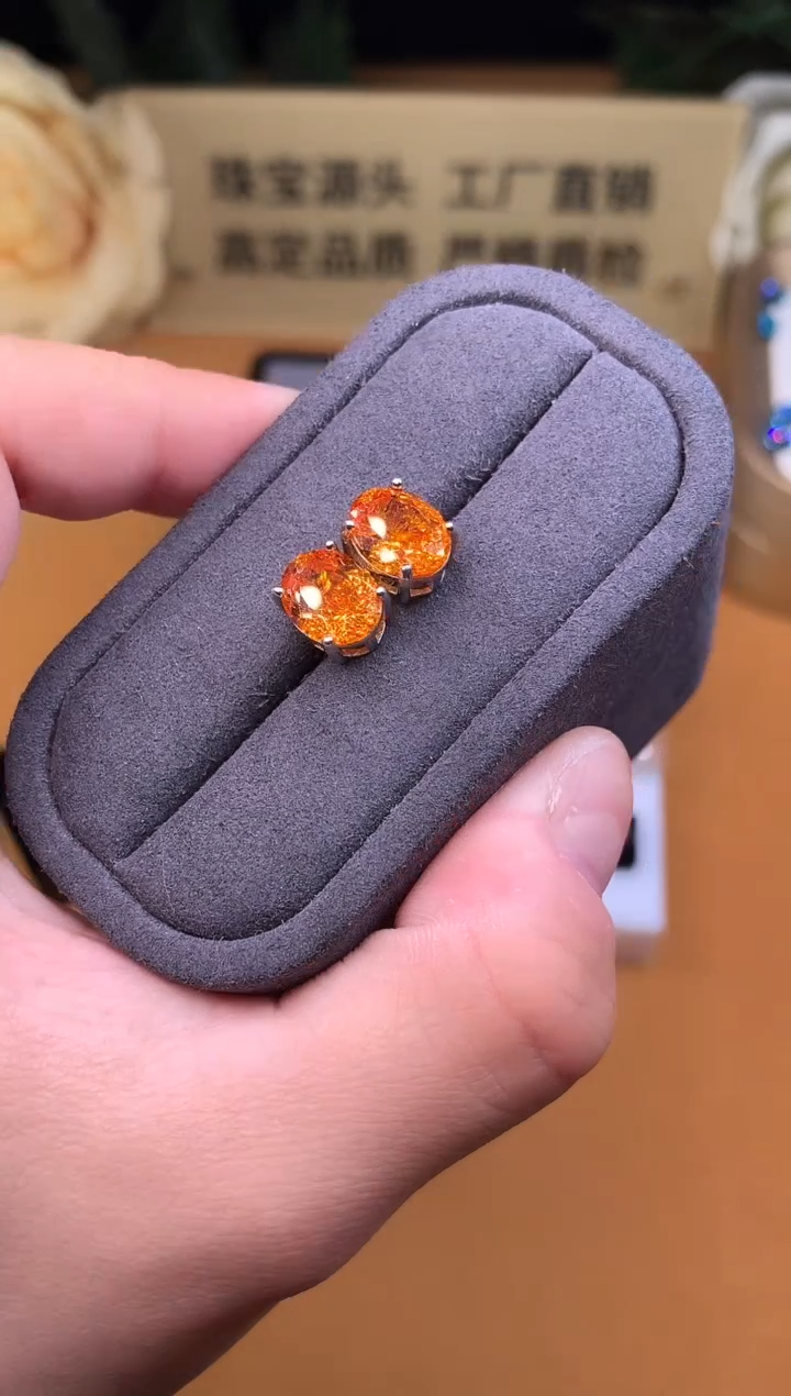 银S925镶嵌耳钉石榴石（芬达石）3399