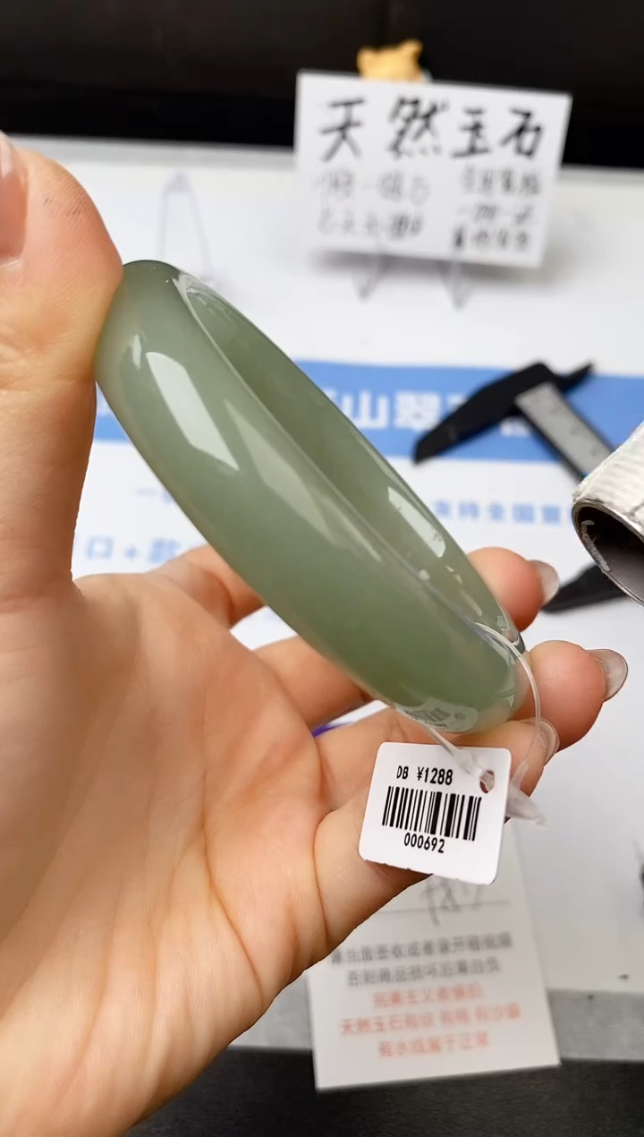 【闪购商品】石英质玉手镯未镶嵌s316-DB