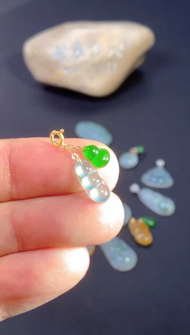 颈饰18K金镶嵌翡翠             