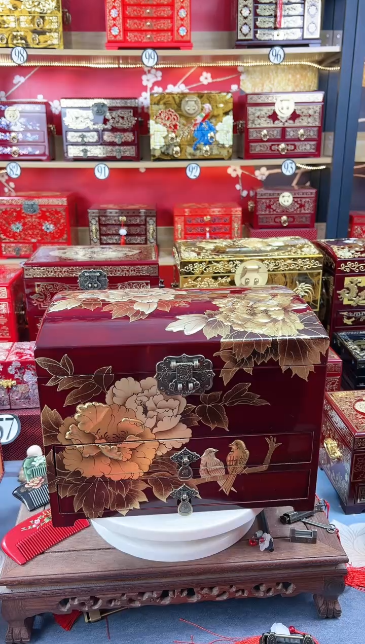 【闪购商品】30厘米传统四层双抽手推漆贴金堆鼓牡丹