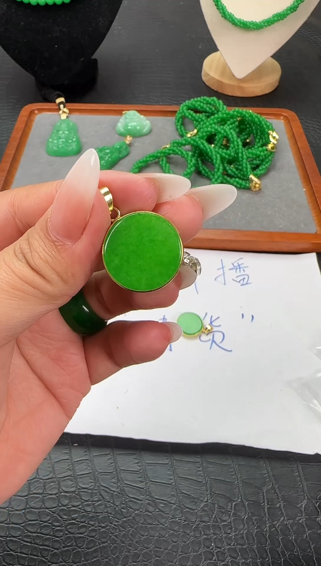 14K金镶嵌翡翠耳饰包边圆无事牌吊坠