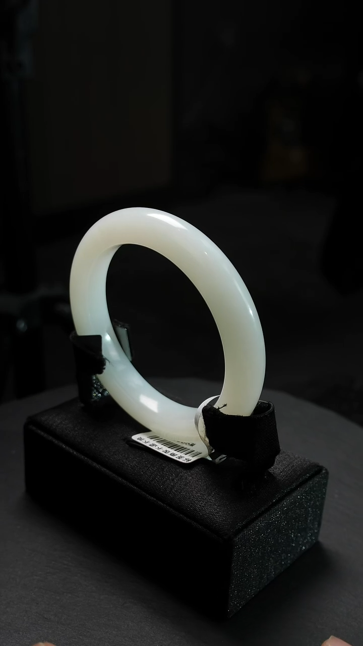 未镶嵌手镯和田玉芭莎料手镯55.6圈