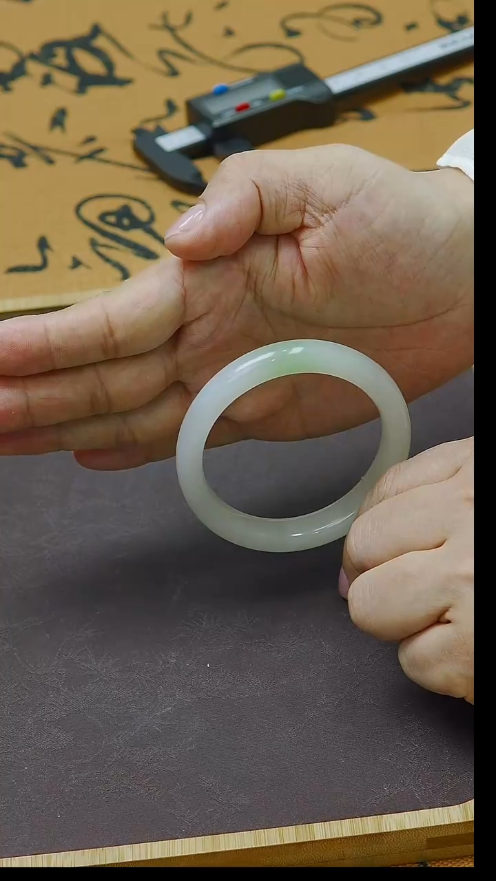 未镶嵌手镯和田玉54圈口  白底翠青手镯