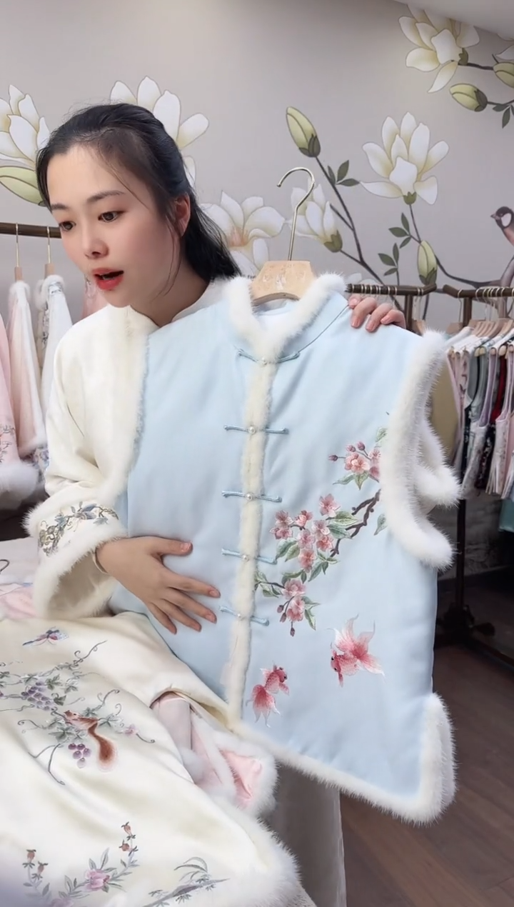 蓝色吹雪桃花锦鲤正绢棉马夹