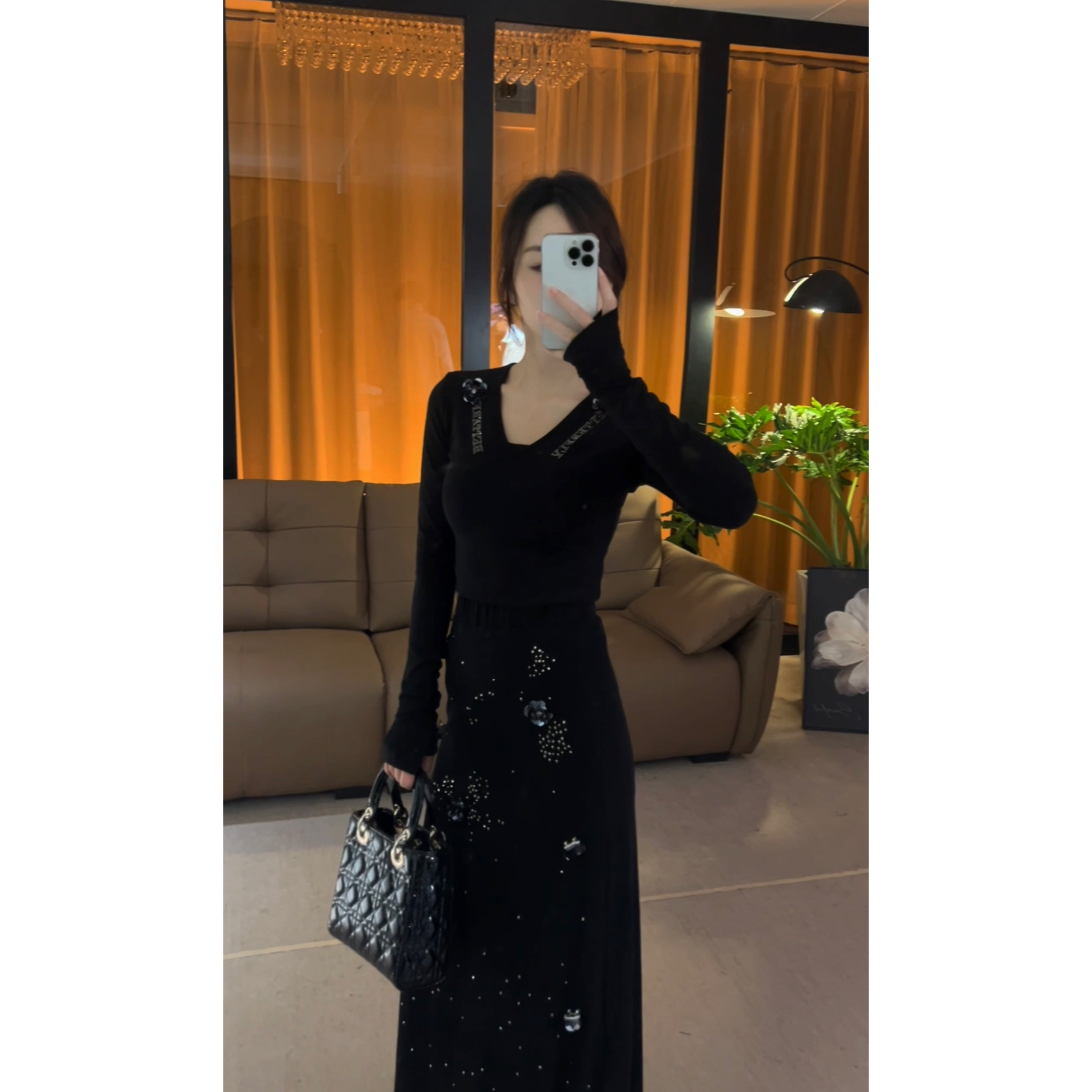 【秋秋】2025新春早款满天星高奢气质黑色上衣长裙两件套1053+1052